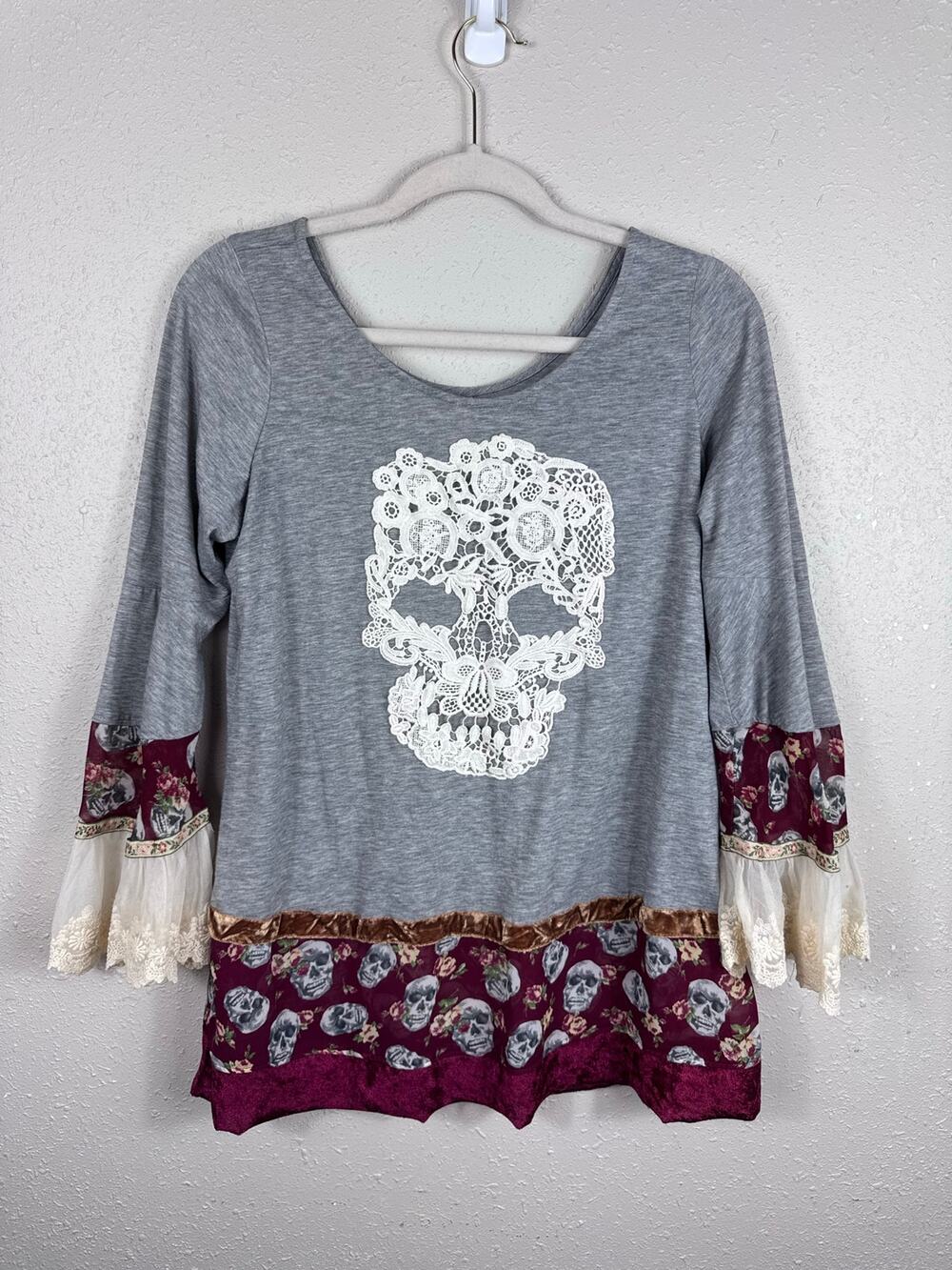 Ivy Jane Gray Skull Front & Trim Knit Top Womens size Medium